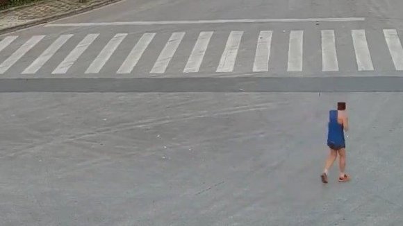 【封控期间违规上街跑步微信群里炫耀 一男子被警方处罚】4月2日上午,当地派出所接到群众举报