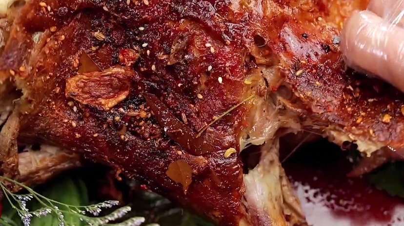 烤全羊是张家口坝上地区古老而隆重的一种宴席,羊肉味道上佳,鲜而不膻,色、香、味、形都代表了