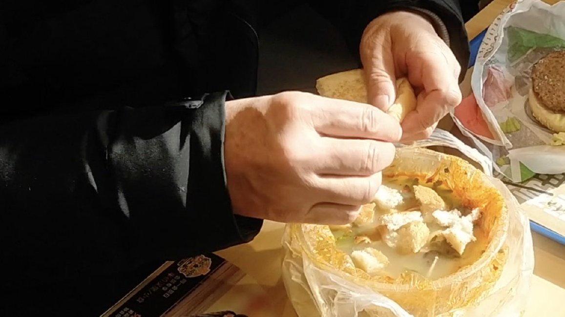 【西安美式羊肉泡馍走红 真是啥都能泡】西安某羊肉泡馍摊老板,趁附近餐厅推出1元汉堡活动,机
