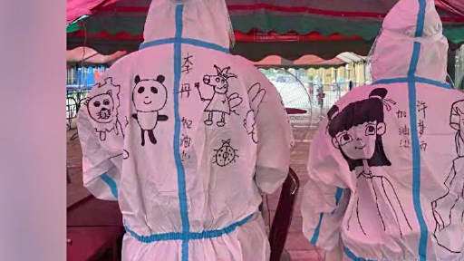 【可爱又暖心!护士防护服上画漫画缓解小朋友恐惧】许梦雨是淮安援扬州的一名医护人员,她跟队友