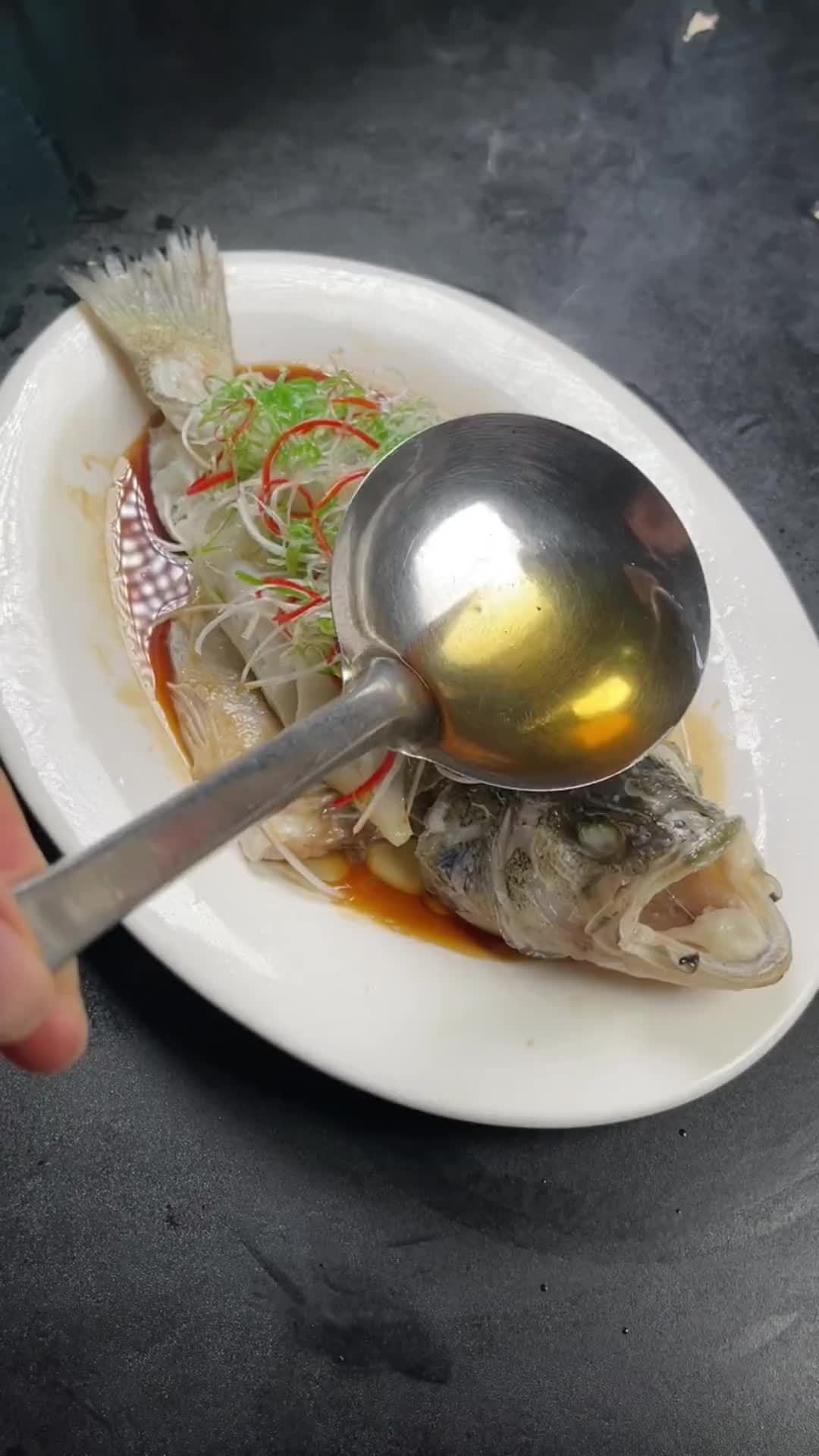 清蒸鲈鱼做得不好吃,原来是葱丝切得不好蒸鱼三丝的切法、鲈鱼正确的做法全都教你一遍~ via