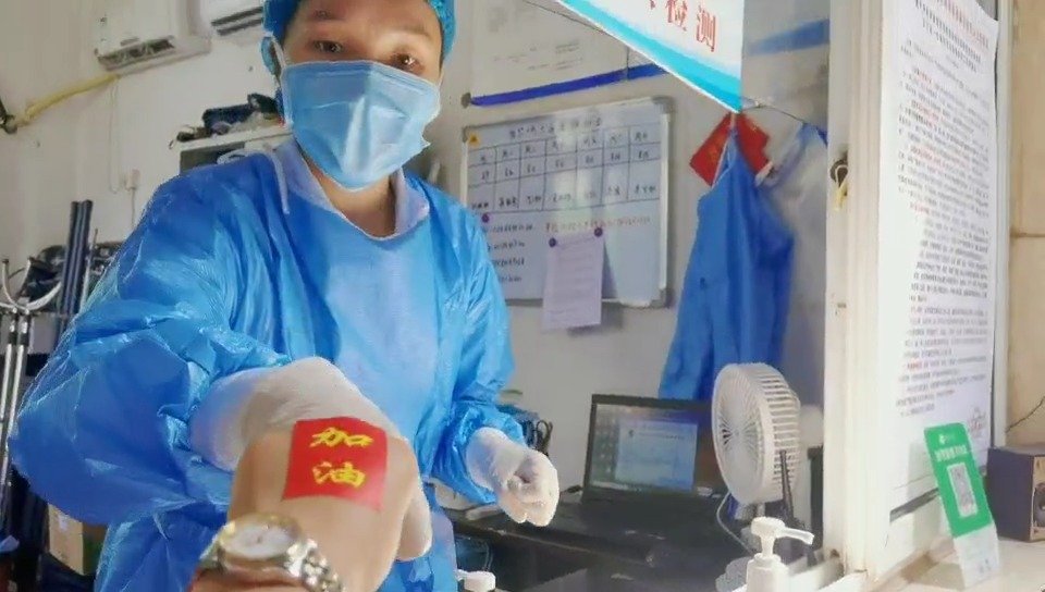 【多措并举,筑牢疫情防控屏障】每一个高温下的抗疫身影,都是医院最美的风景。疫情防控时期,请