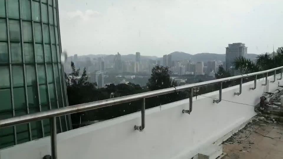 【部分路段出现轻微积水,提醒减速慢行】受局部短时强降水影响:仙岳高架湖滨中路往翔安隧道方向