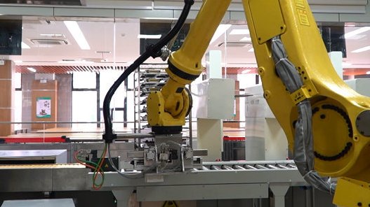 【进化版食堂阿姨!中学食堂机器人炒出八大菜系:1.5小时出1000份菜】上海市闵行中学开始