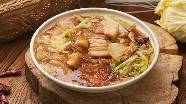 【超级下饭的猪肉炖粉条,一学就会】猪肉炖粉条可以说是家喻户晓的东北炖菜了,焦香四溢的大块五