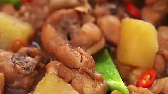 宅在家里的乐趣估计就只有研究做饭了叭~今天教给大家的是听说配方价值连城的【黄焖鸡米饭】它大