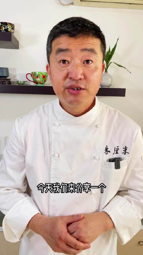 【锅贴】朱厘米老师又来了~皮糯、底脆、馅多汁的上海锅贴皮坯:中筋粉160克,盐1克,开水8