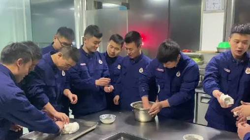 【最简单的团圆,也不能“团圆”】2月25日,江苏省淮安市清江浦区水门桥消防救援站全体指战员