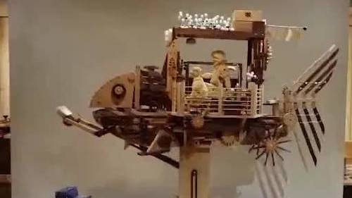 【天马行空!小伙自制天空之城飞行器】石家庄小伙向木是一名机械玩具设计师,受宫崎骏电影《天空