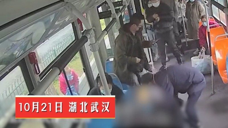 【乘客突发疾病,公交车客串救护车】10月21日8时12分,武汉公交六公司551路司机王志武