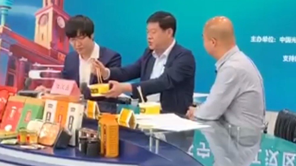 【武汉一区长现场演绎“专业级”拌面,推销“老汉口”味道!】蔡林记热干面、汪玉霞绿豆糕、精武