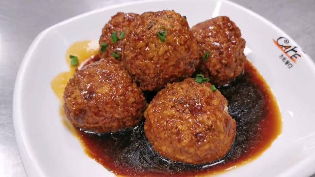 美食•味道【红烧肉圆】小小的肉圆看似简单,想要做得Q弹紧致、酥而不烂却并不简单。戳视频,一