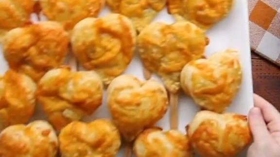 #下午茶# 为你献上可爱的“棒棒糖”爱心饺子,好吃又好玩~