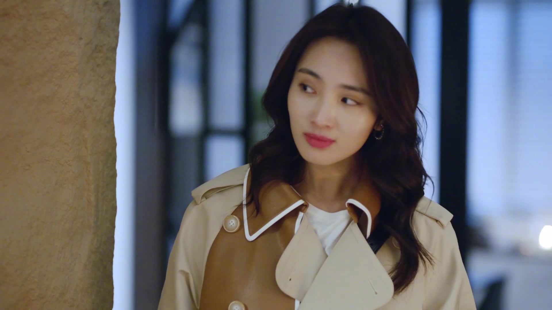 烛光晚餐,鲜花红酒。怎么看都是浪漫的标配!可没想到柯雷@沙溢 竟然把生日蛋糕变成了恶作剧的