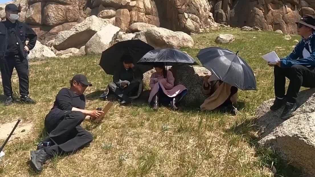 出现在导演镜头里的小丁,影片中听到了小丁说的蒙族台词,真的好棒呀,期待早日看到小枣糕呀!!