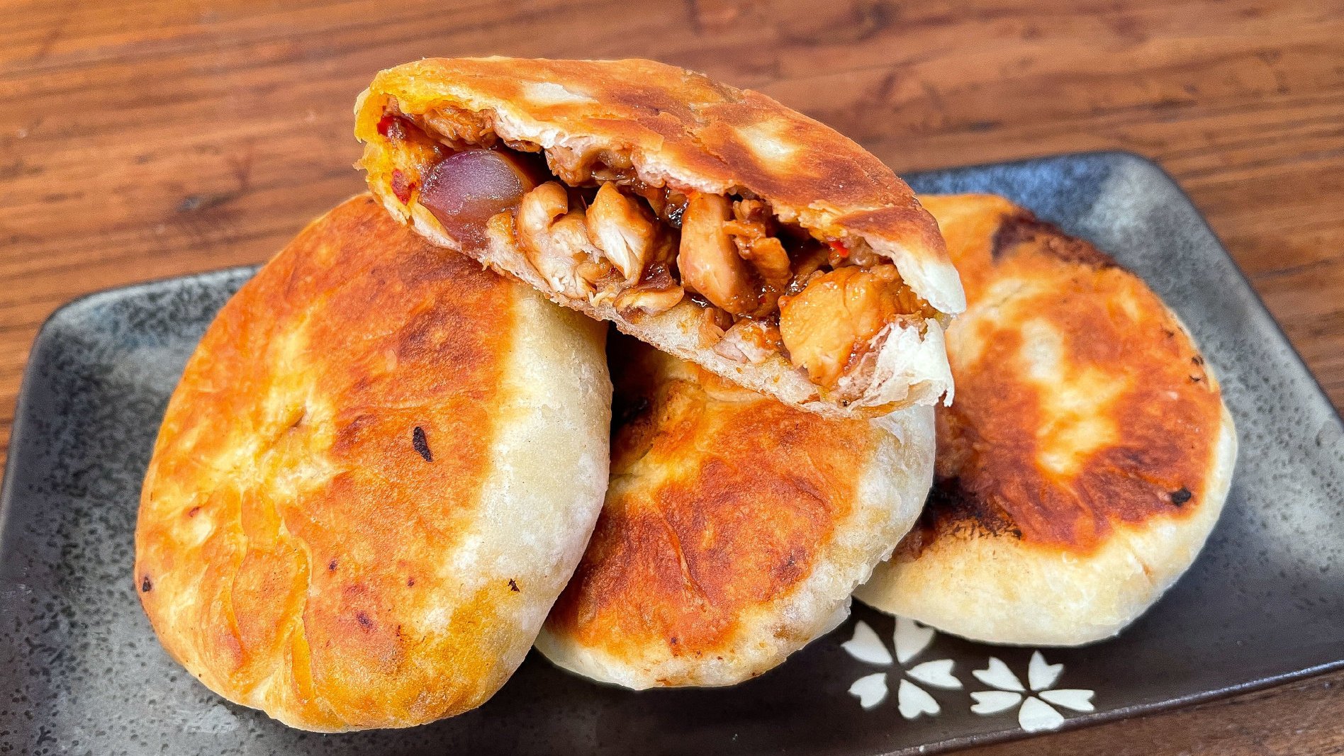 【外酥内香!香酥鸡肉饼了解一下】酥脆的外皮,鲜嫩的鸡肉,浓郁的酱香......咔嚓一口,唇
