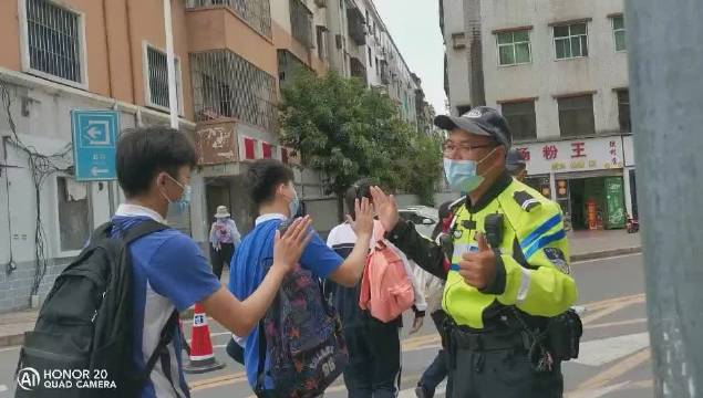 高考应援接力这铁骑小哥,口才六六六啊!考生加油! 深圳交警  2021深圳高考来了