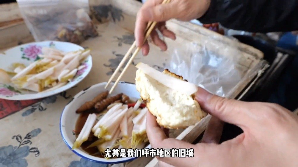 #故事汇# 【玉泉故事汇|老呼市人的餐桌上都离不开它】对于很多呼和浩特人的餐桌来说,咸菜是
