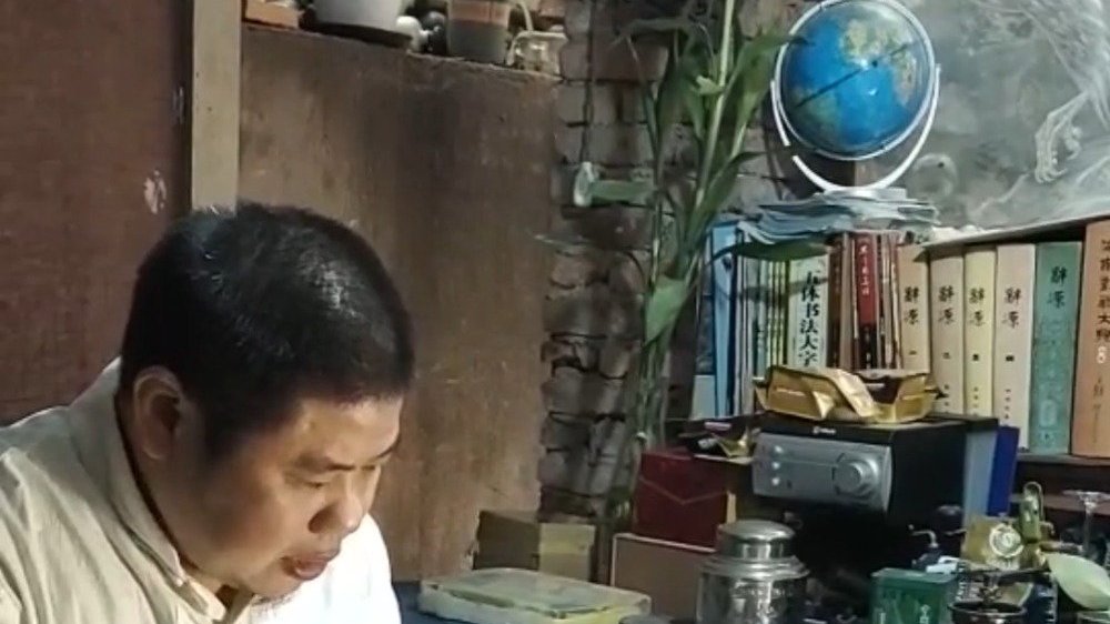 #长沙身边事# 【点赞!艺术家在蛋壳上画国徽,为祖国母亲庆生】长沙的苏鹏今年45岁了,做蛋