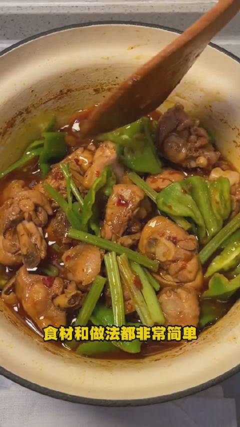 #畅飨好味# 鸡公煲做法简单,快来试试吧 via:8月饭票 8月饭票的微博视频
