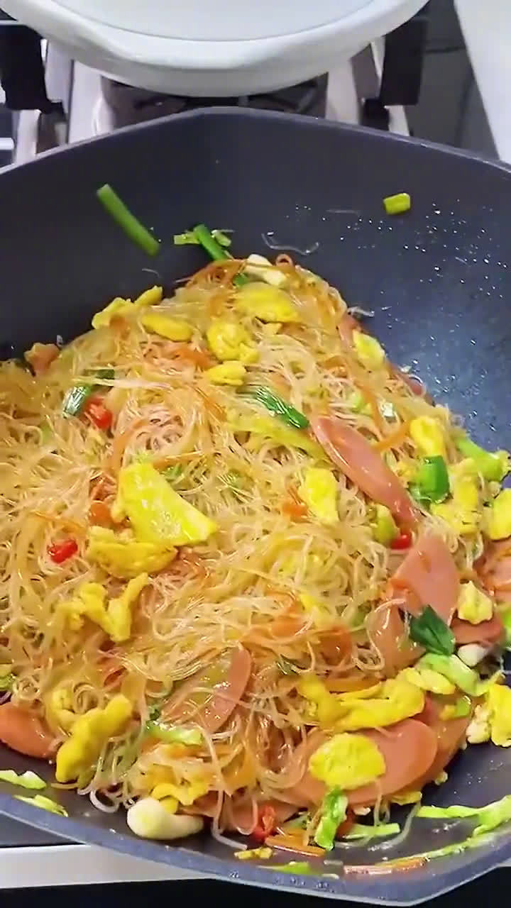#美食# 广东炒米线,真是太好吃了,赶紧学起来 