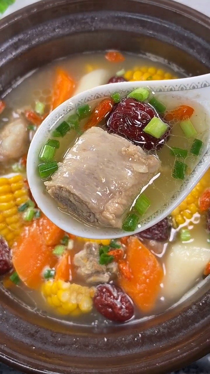 玉米胡萝卜山药排骨汤,来一碗吗?