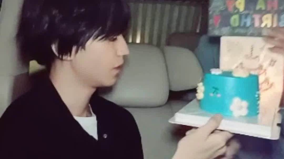 @王俊凯王俊凯昨晚零点直播过21岁生日,瘦了好多,在严格的身材管理中,一直问吃蛋糕是吃一口