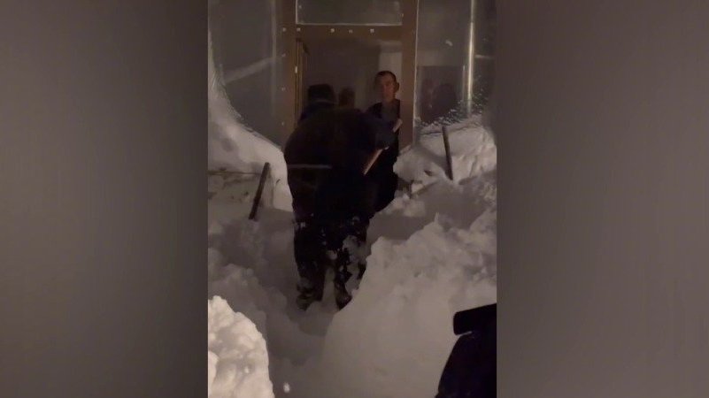 【民警深夜在齐腰深的雪中挖通道搜救被困老人[心]】近日,内蒙古通辽市甘旗卡镇派出所民警收到