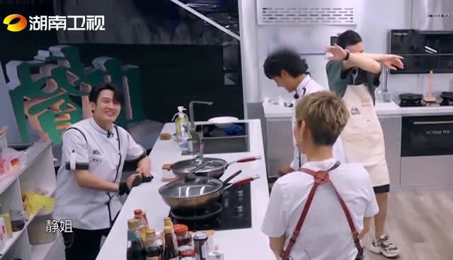 《中餐厅》论大厨F4做的爱心员工餐有多好吃!是让静姐@宁静 想起小时候想嫁给厨师的程度!@