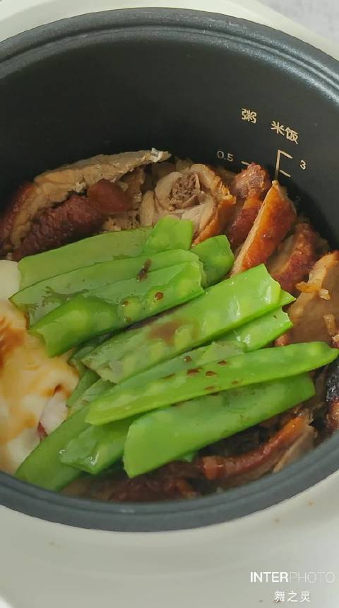 烤了半只鸭子,原本想煮白米饭后来懒得再烧菜于是就改成用电饭煲做了烤鸭煲仔饭哈哈,实在好吃