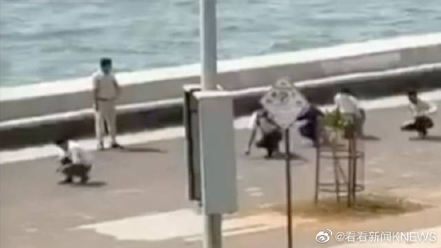 【印五名男子没戴口罩被罚走鸭子步】近日,印度孟买5名男子因外出没有戴口罩,被警察处罚“鸭子
