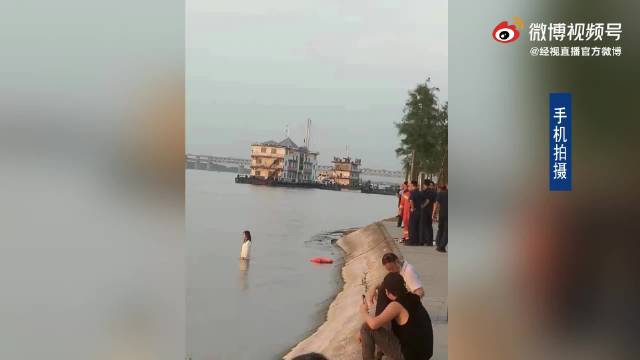 【武汉大妈跳江救起轻生女子:“你还年轻,没有过不去的坎”[赞]】6月7日下午,武汉一女子从