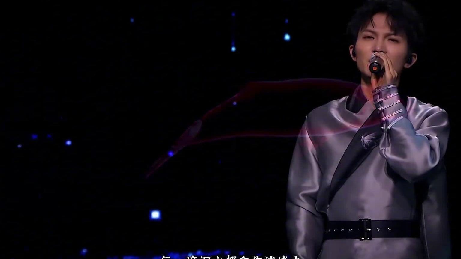 周深《大鱼》现场版缓缓旋律配上空灵的嗓音,娓娓道来,听得直入人心。 