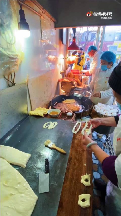 #畅飨好味# 【京杭大运河聊城段——八批果子】八批果子是聊城市的传统名吃,当地早餐的主要食