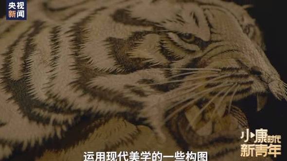 【电脑制图创作赫哲鱼皮画每根毛发都逼真】赫哲族小伙解永亮,是第四代鱼皮画传承人。传统鱼皮画