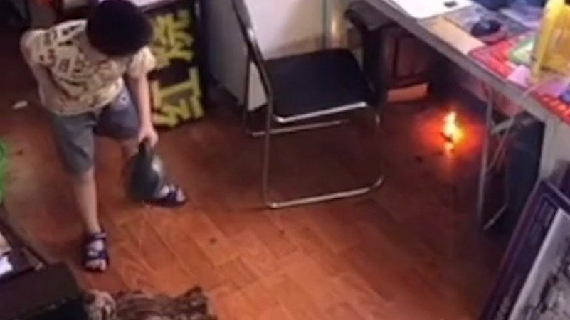 7月9日,湖北黄石某广告门店内,一小孩在写作业时,桌子下的蚊香突然起火。然而孩子非常冷静,