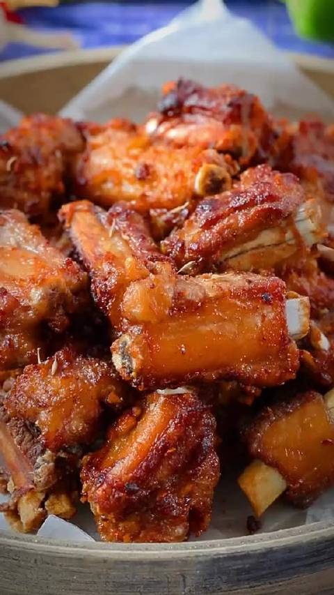 #吃在成都# 【蒜香椒盐排骨做法】排骨做成蒜香+椒盐的,闻起来实在太香了,让人食指大动～做