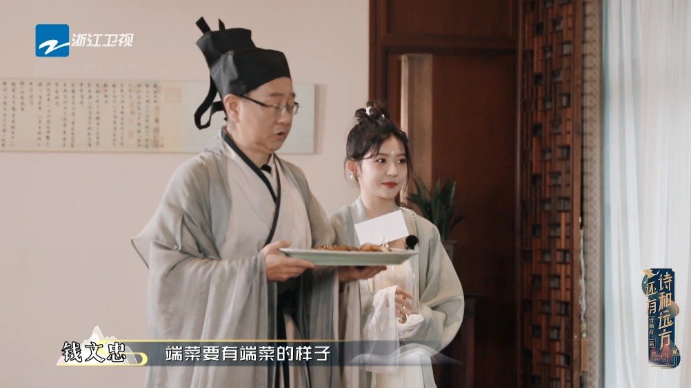   旅行团们刚进入杭帮菜博物馆,就遇到了一个小小的考验,在南宋时古人是分餐还是合餐呢?众人