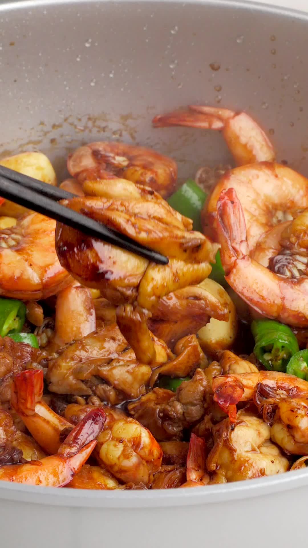 【金蒜鸡肉开背虾】鲜虾,蒜瓣是绝配。加上鸡肉的鲜嫩与其交织在一起~ 加点青线椒组点缀,再添