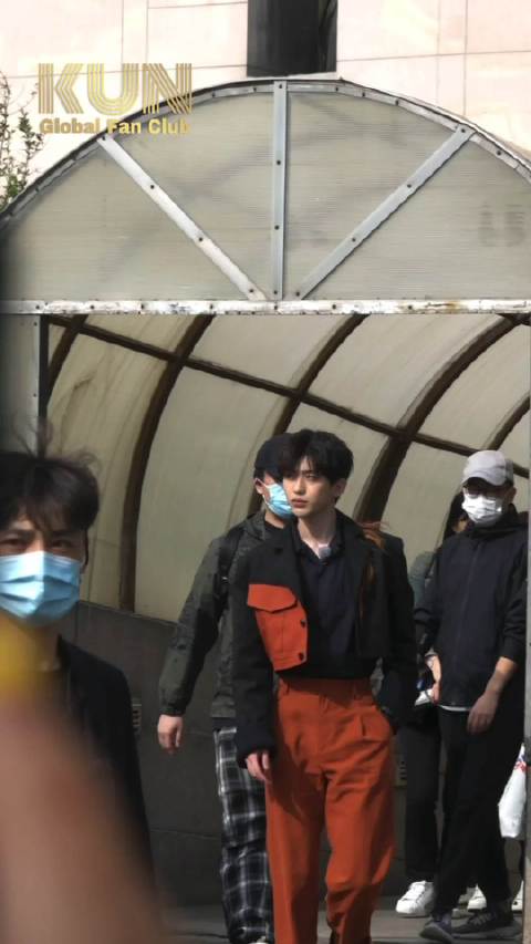 #奔跑吧蔡徐坤# cxk20210425奔跑吧录制路透         打卡上班,录制顺利