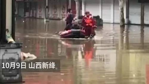 【贴心!山西新绛救援队搜救出一老人:队员先给老人拿包子吃】10月9日下午5点左右,山西新绛