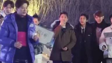 #追光吧哥哥# 史上最强买家秀!烧饼DYS的儿子烧麦从长相到说话,都跟饼哥一模一样!仿佛看