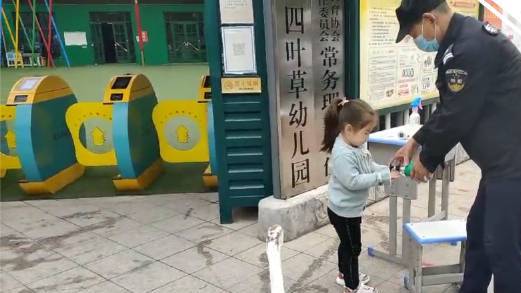 【大白鹅护送萌娃上幼儿园[心]】家住河南郑州的彤彤今年3岁,家中养了一只名叫“古西”的鹅当