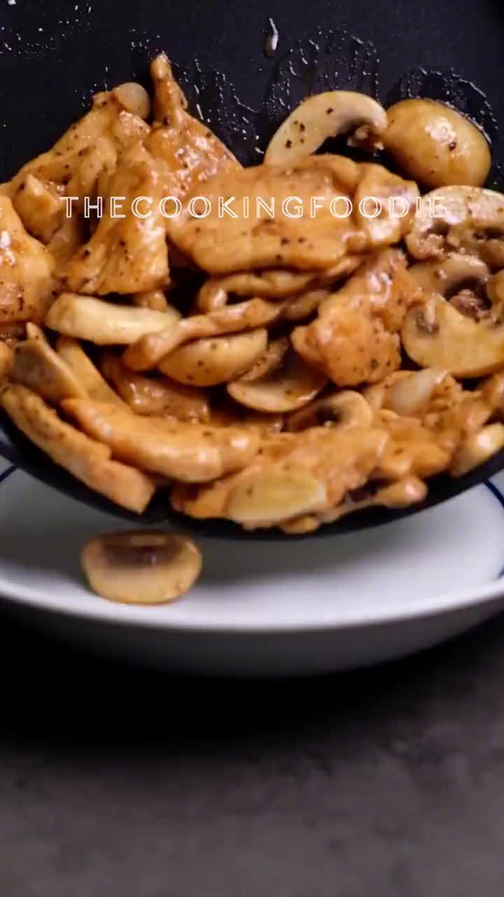 【口蘑炒鸡胸肉片】鸡肉的嫩搭配口蘑的鲜,简单低卡又美味,一盘根本不够吃~