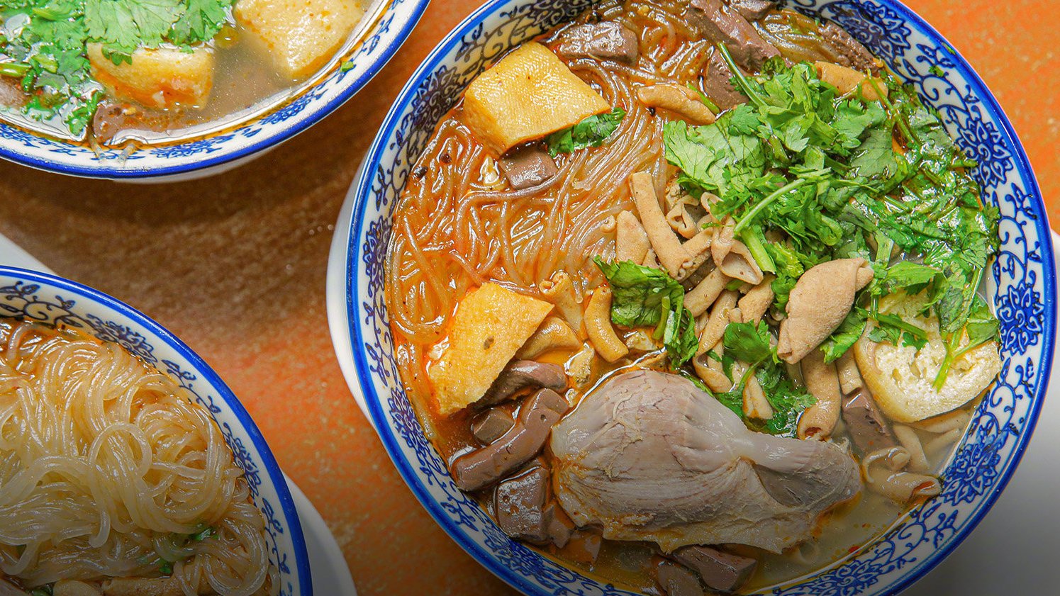 【鸭血粉丝汤】鸭血、鸭胗、鸭肠、鸭肝一并带走下汤。满满当当一碗鸭血粉丝汤,四舍五入就是吃了