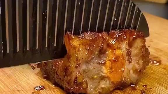 只有蛋黄肉粽才好吃吗?小虹推荐给不会包粽子的人,好吃到流泪的咸蛋黄叉烧,了解一下~[舔屏]