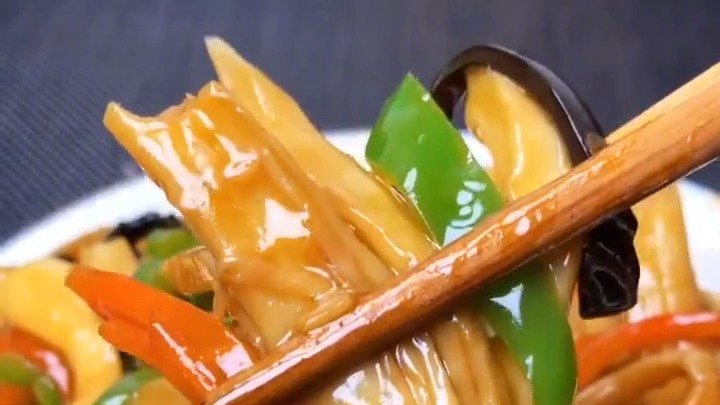 鱼香茄子,鱼香肉丝……感觉这类菜都无敌下饭呢~ 今天中午来一份超级好吃的鱼香杏鲍菇,健康营