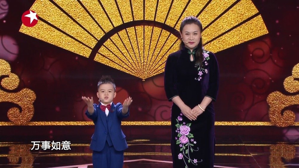 【正在直播】相声母子闪亮登场,儿子妙语连珠,妈妈全力助阵!杨梅原先是酒吧歌手,老公变身保镖