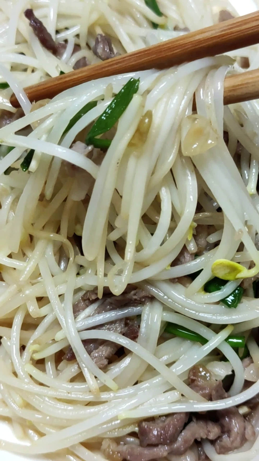 精细穷人菜,银芽炒肉丝,豆芽骨汤底。