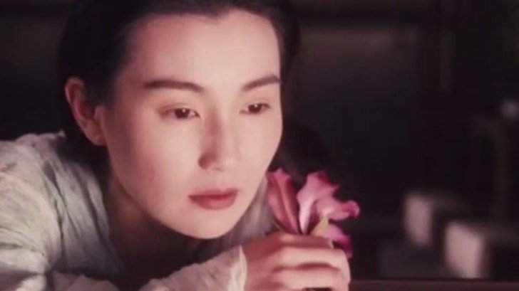 王家卫2021心之所向 无论是人物,才是空镜头,都有他的情绪表达在里面。用晃动的镜头表现林